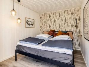 ÅlbækにあるCharming Family Cottage - By Traum Ferienwohnungenのベッド1台(枕2つ付)