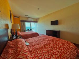 Postel nebo postele na pokoji v ubytování Rosarito Beach Hotel