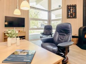 sala de estar con 2 sillas y mesa en 6 person holiday home in lb k, en Ålbæk
