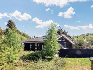 una casa en medio de un campo en 6 person holiday home in lb k, en Ålbæk