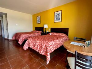 Postel nebo postele na pokoji v ubytování Rosarito Beach Hotel