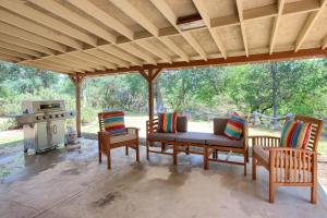 una veranda riparata con sedie e piano cottura di Scenic Serenity 50acres -Hot tub -Game room -Playground a Oakhurst
