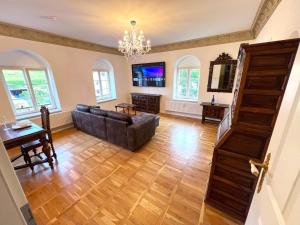 TV a/nebo společenská místnost v ubytování Schloss in der sächsischen Schweiz - Luxus Apartments