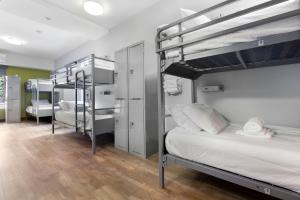Postel nebo postele na pokoji v ubytování HI Los Angeles Santa Monica Hostel