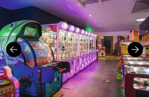 - une rangée de jeux d'arcade dans une salle dans l'établissement The Lay By, à Prestonpans
