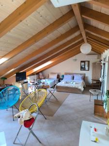 A seating area at AB Preveza Apartments -15 Meters Over the Sea