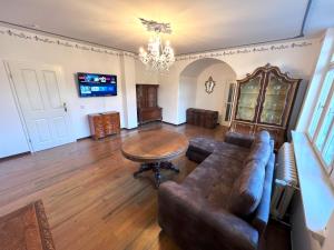TV a/nebo společenská místnost v ubytování Schloss in der sächsischen Schweiz - Luxus Apartments