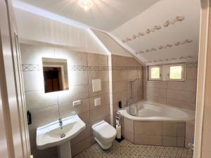 Koupelna v ubytování Schloss in der sächsischen Schweiz - Luxus Apartments + 33 fotografií