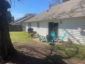 un porche con sillas y una parrilla en una casa en Haven - Uptown/Airport Corridor en Charlotte