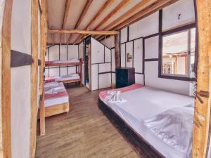 a bedroom with two beds and a window at Hostal Punta Cangrejo in San Onofre