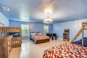 um quarto azul com 2 camas e uma secretária em Waterfront Yantis Retreat with Deck and Zipline! em Yantis