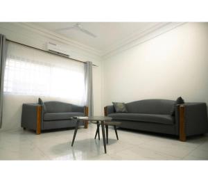 DAA DINGBE SUITES - Luxury Two Bedroom Apartments的休息区