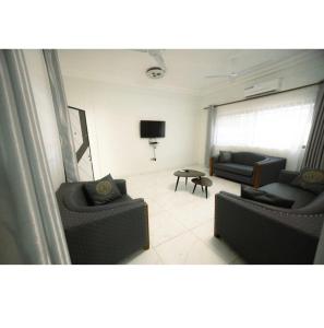 Posezení v ubytování DAA DINGBE SUITES - Luxury Two Bedroom Apartments + 6 fotografií