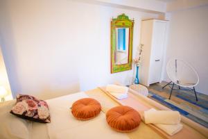 sypialnia z łóżkiem z lustrem i krzesłem w obiekcie Villa Cesarica Novalja w Novalji