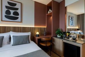 ein Hotelzimmer mit Bett und Schreibtisch in der Unterkunft Heiss Hotel By Jalo in Medellín