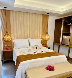 um quarto de hotel com uma cama com flores em Siargao Island Villas em General Luna
