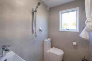 Bilik mandi di Wharetana Bay Villa with private walkway to beach!