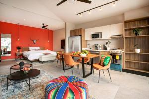 ครัวหรือมุมครัวของ Oasis Studio - Puerto Vallarta Downtown Malecon, with City, Ocean & Mountain Views