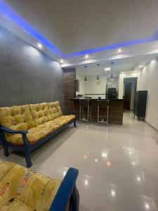 a living room with a couch and a kitchen at A Casa in Maricá
