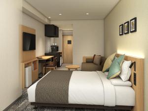 Habitación de hotel con cama y sofá en FLEXSTAY INN Iidabashi en Tokio
