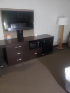 een tv op een dressoir in een kamer bij O Daddys in Nashville