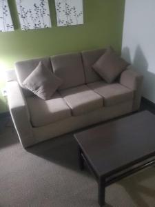 een woonkamer met een bank en een salontafel bij O Daddys in Nashville