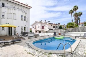 a swimming pool in the backyard of a house at Rio in Porto in Rio Tinto