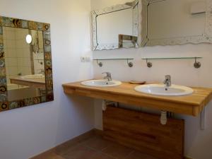 ein Badezimmer mit 2 Waschbecken und einem Spiegel in der Unterkunft Cosy villa with pool in Montbrun-des-Corbières