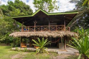 Casa con techo de paja y porche en Punta Uva Puerto Viejo Beach Front House with Swimming Pool, en Punta Uva