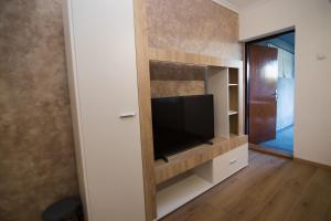 a living room with a flat screen tv at Apartman Božur in Trebinje