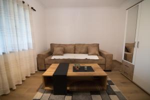 a living room with a couch and a coffee table at Apartman Božur in Trebinje