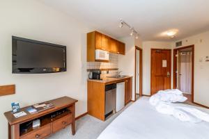 Una cocina o zona de cocina en Cascade by Elevate Vacations