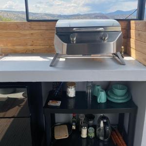 a grill sitting on top of a table at HOOGA glamping - Presa de Zimapán in Tecozautla