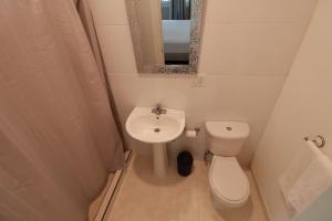 ein kleines Bad mit WC und Waschbecken in der Unterkunft Casa Randa in Panama-Stadt