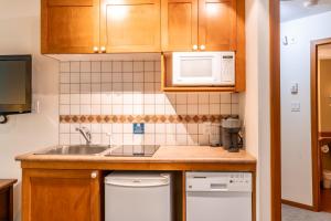 Una cocina o zona de cocina en Cascade by Elevate Vacations