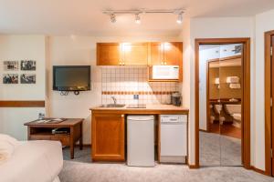 Una cocina o zona de cocina en Cascade by Elevate Vacations