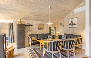 Posezení v ubytování Stunning Home In Tranekær With Sauna