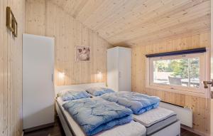 Postel nebo postele na pokoji v ubytování Stunning Home In Tranekær With Sauna