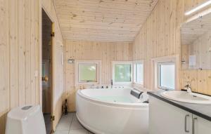 Koupelna v ubytování Stunning Home In Tranekær With Sauna