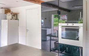 O bucătărie sau chicinetă la Stunning Home In Sollebrunn With Kitchen