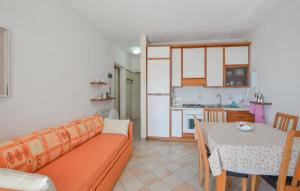Kuchyň nebo kuchyňský kout v ubytování 3 Bedroom Gorgeous Home In Pantai