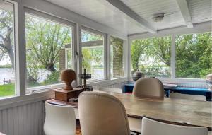 Χώρος καθιστικού στο Stunning Stacaravan In Reeuwijk