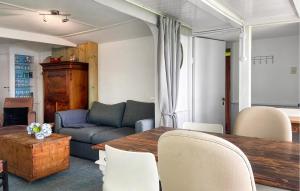Χώρος καθιστικού στο Stunning Stacaravan In Reeuwijk