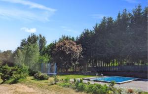 una piscina in un cortile alberato di Gorgeous Home In Spore With Wifi a Spore