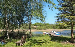 un paio di barche ormeggiate sul bordo di un lago di Gorgeous Home In Spore With Wifi a Spore Altre 13 foto