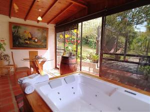Ванная комната в Monteverde Chalet de Montaña