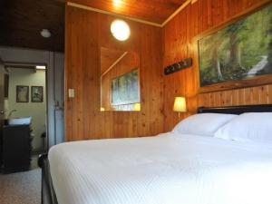 เตียงในห้องที่ Monteverde Chalet de Montaña