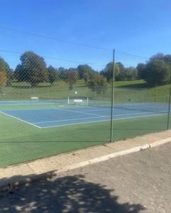 Tenis a/nebo squash v ubytování super cosy Métabief pied piste nebo okolí