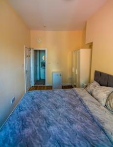 a bedroom with a large bed in a room at Central quality point piccadilly in London
