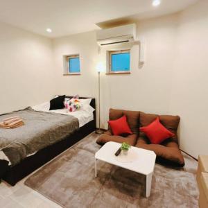 東京にある2, Nerima, 6 people, 1st floor apartmentのベッドルーム1室(ベッド1台、ソファ、テーブル付)
